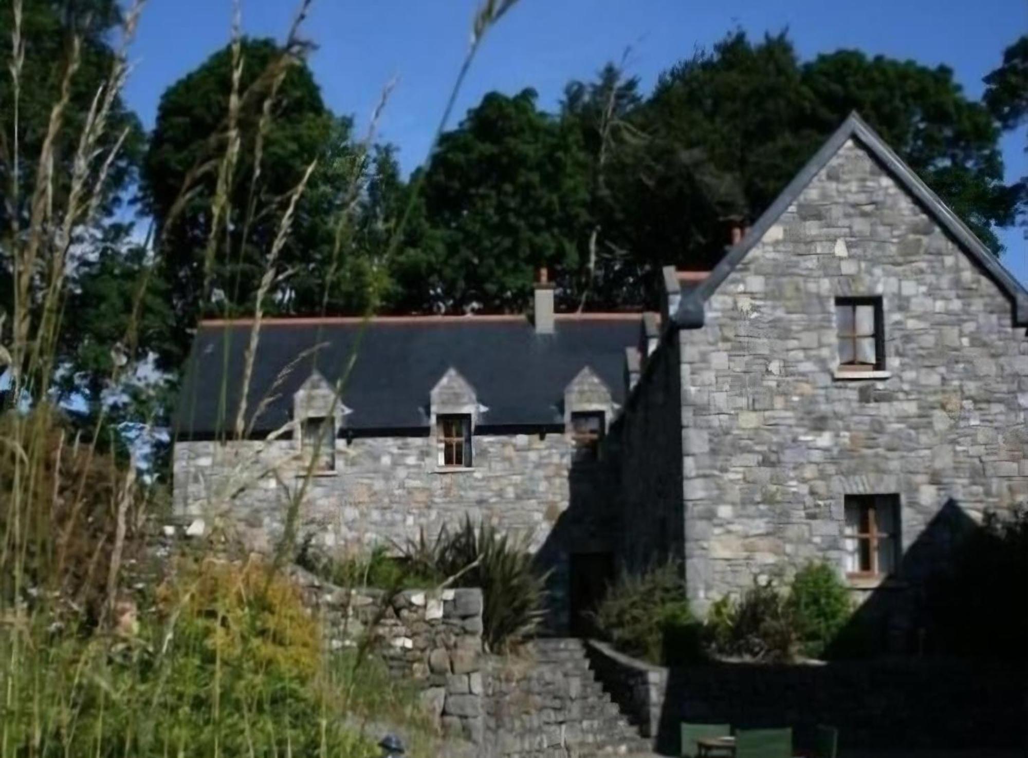 8 Clos Na Feirme Three Bedroom House With Hot Tub Galway