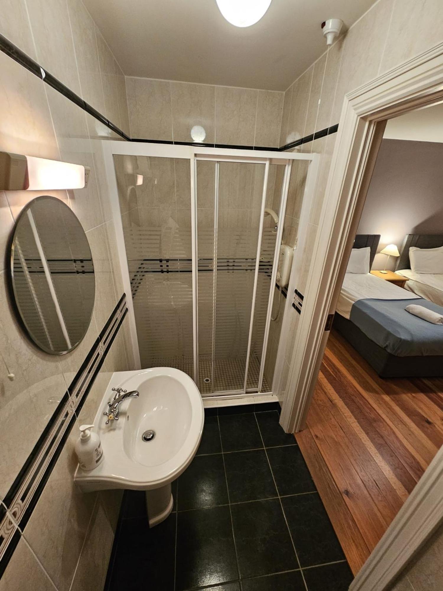 8 Clos Na Feirme Three Bedroom House With Hot Tub Galway